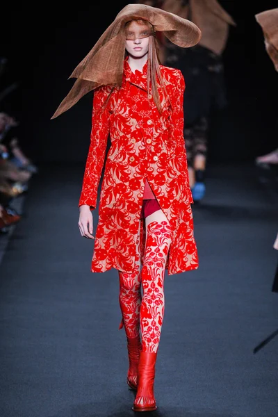 Look 16